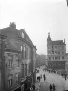 853676 Gezicht in de Potterstraat te Utrecht, kort voor de afbraak van de huizen aan de zuidzijde van de straat, met de ...